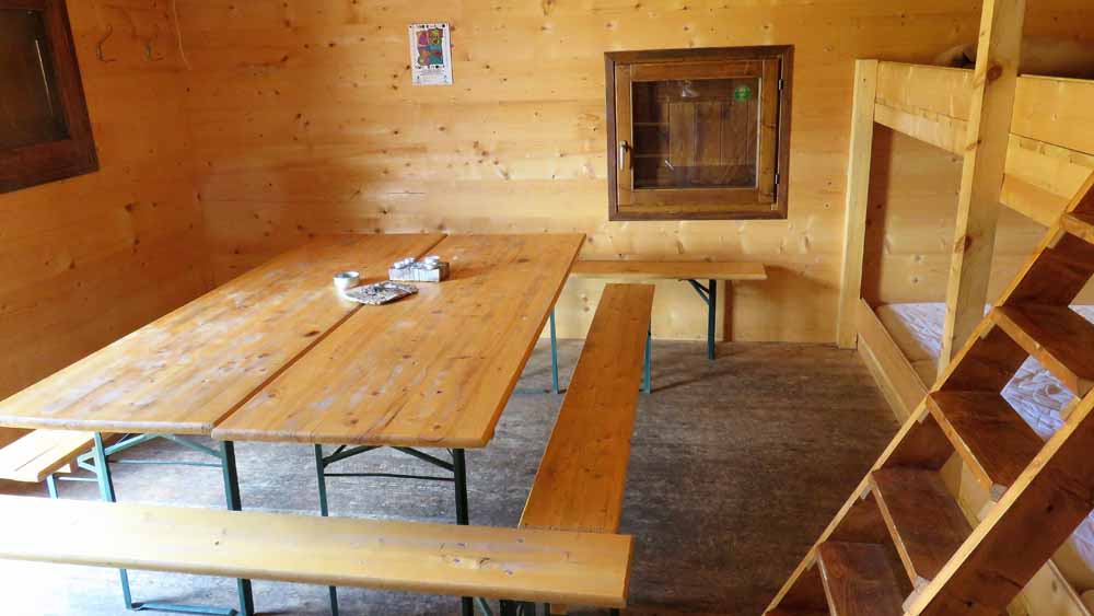 il tavolo di legno e le panche