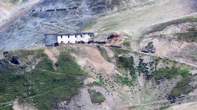 una vecchia caserma in valtellina