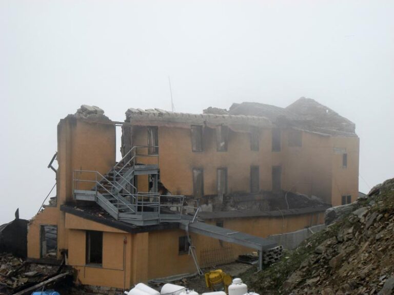 rifugio guglielmina bruciato