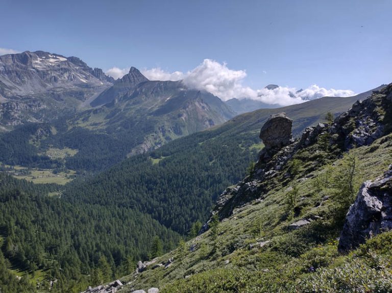 sentiero di salita lago d'avino