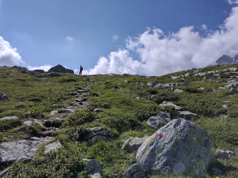 sentiero di salita lago d'avino