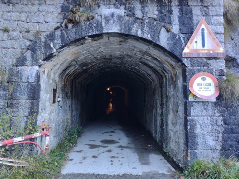 tunnel lago di agaro