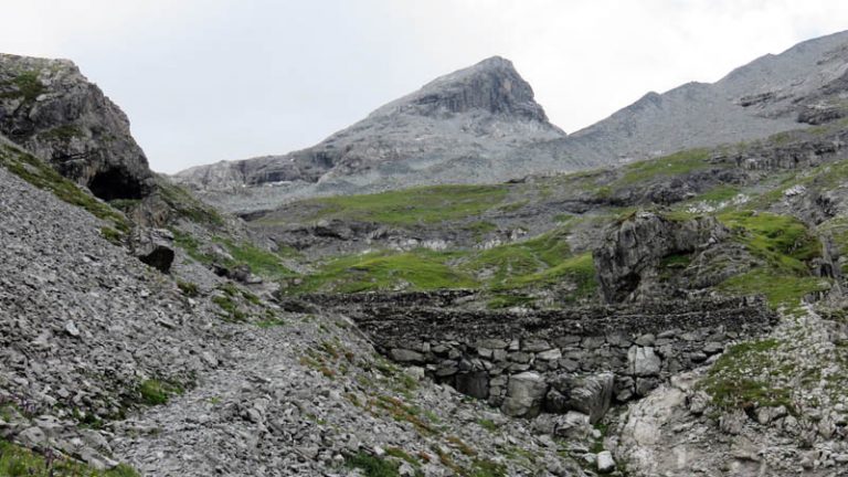 ricovero in caverna e muretti in pietra