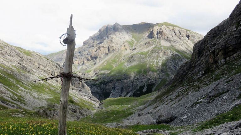 una piccola croce in ricordo dei caduti