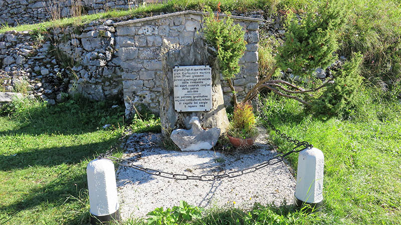 la lapide in memoria dei caduti nel piazzale