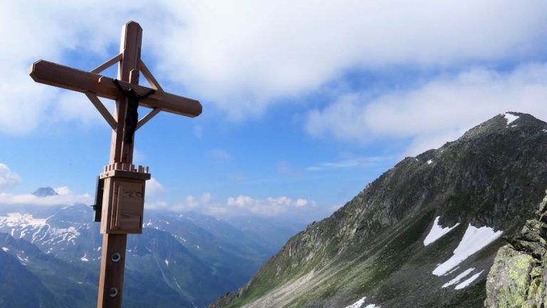 croce di vetta del passo dei tauri