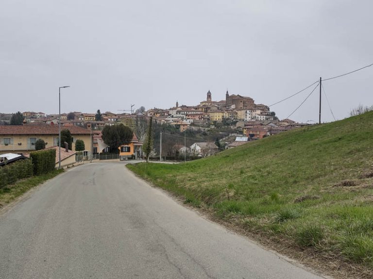 Si giunge sulla piccola e stretta strada asfaltata di via Fornace che costeggia alcune abitazioni e che percorriamo fino a incrociare via Fontane dove svoltiamo a sinistra proseguendo in leggera pendenza. Da via Fontane il Borgo di La Morra è ben visibile davanti a noi in tutta la sua bellezza.