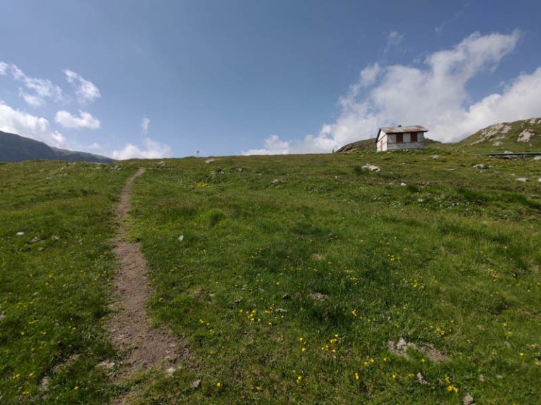 sentiero verso il lago kastel