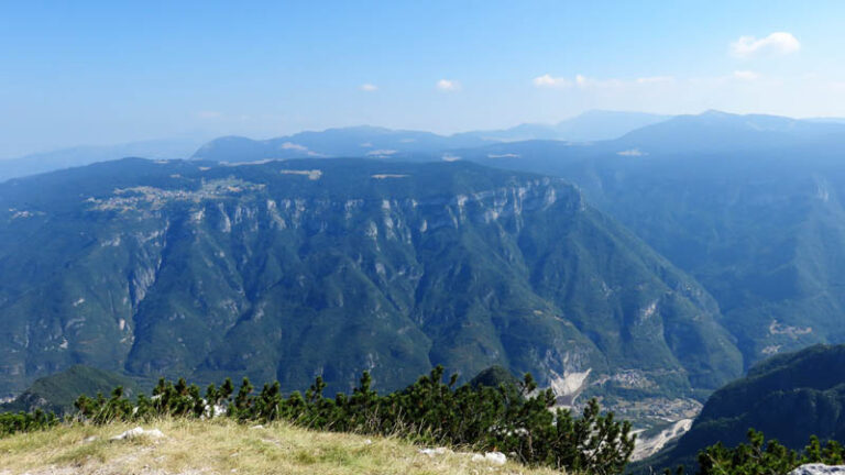 Luserna con, alle spalle, Vezzena, Mandriolo