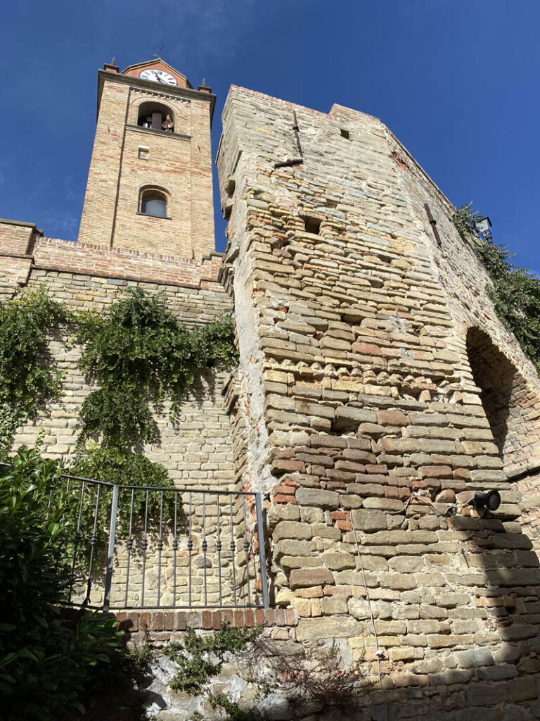 la Torre Campanaria di Monforte d'Alba