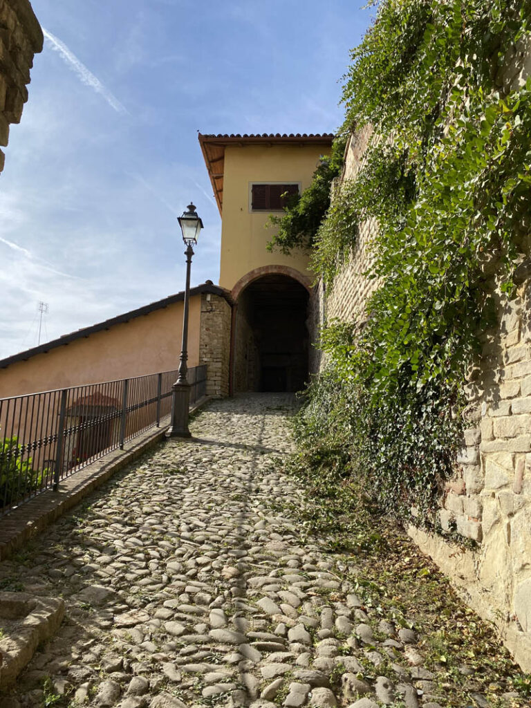 verso piazza antica chiesa