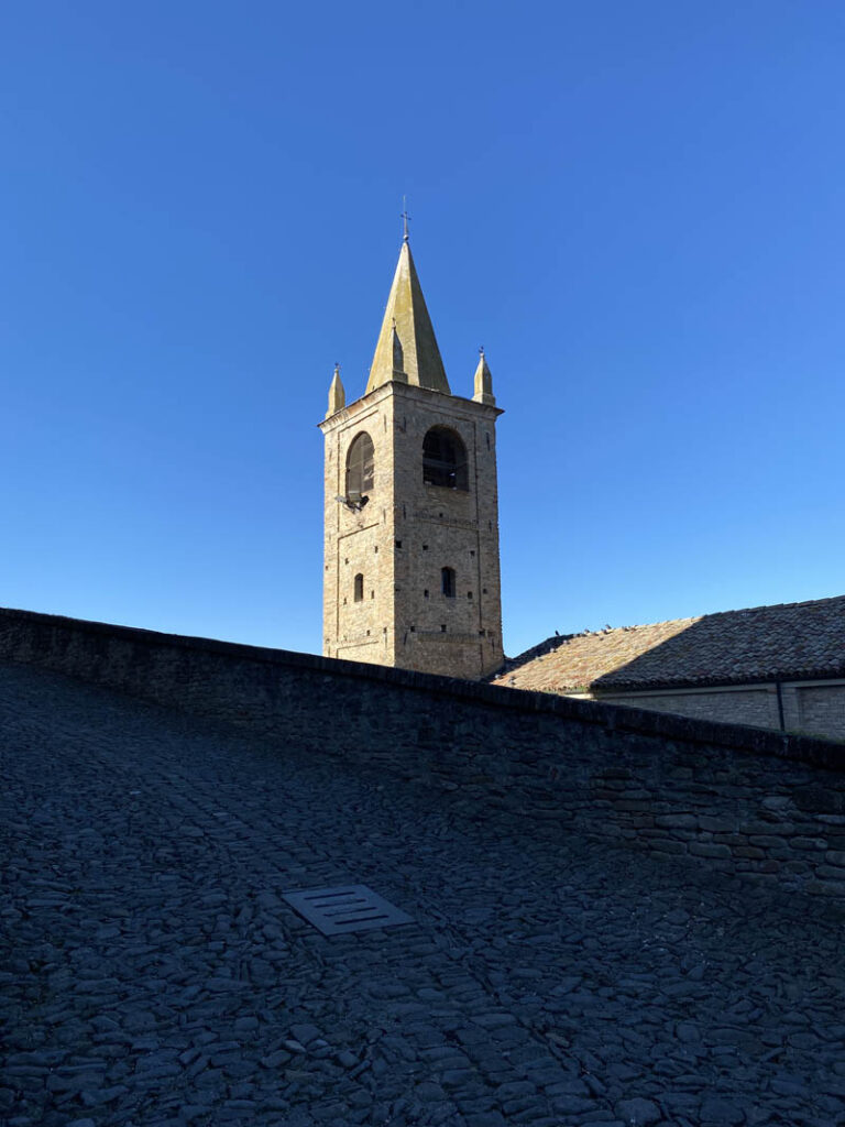 tra le stradine di Serralunga d'Alba