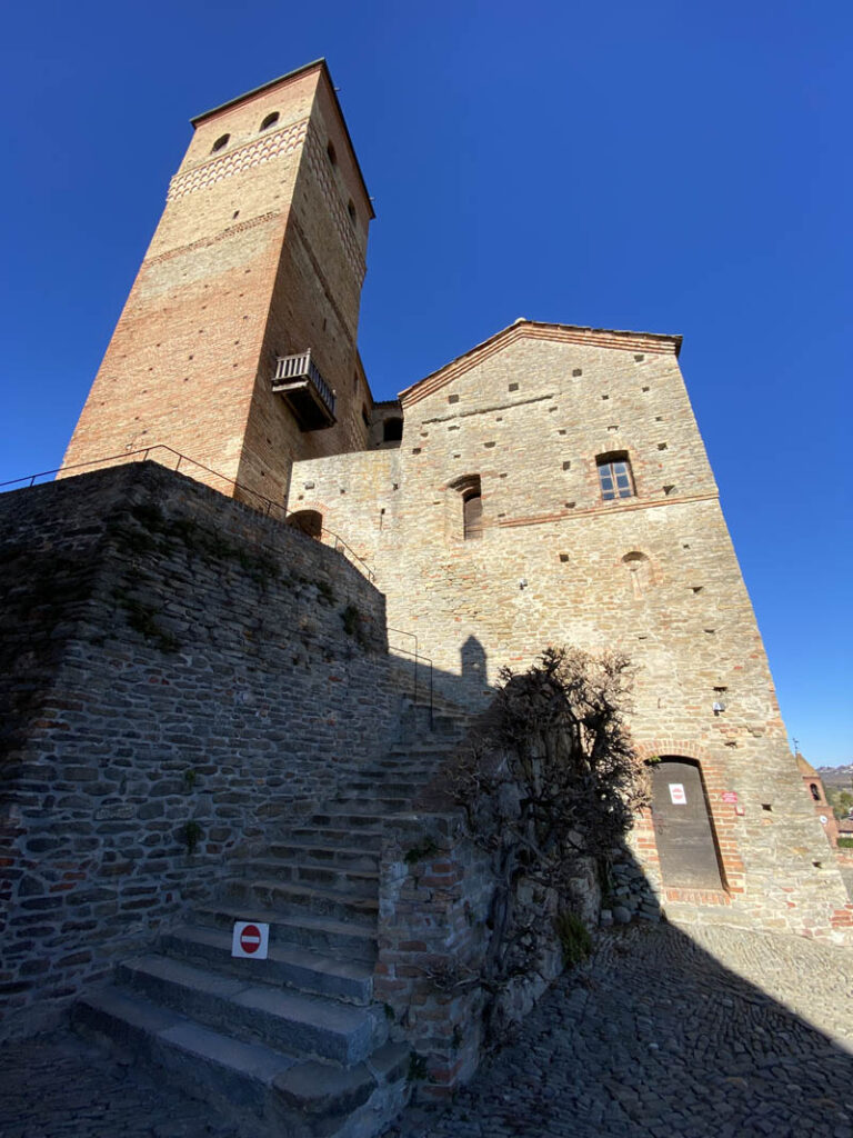 tra le stradine di Serralunga d'Alba