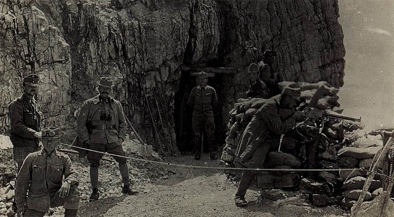 Kleiner Lagazoi, Wurfmaschine, Muskete, in Anwesenheit von Oberstleutnant von Pasetti