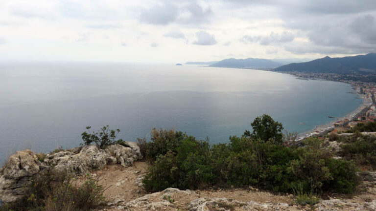 trekking sentiero cultura borgo verezzi