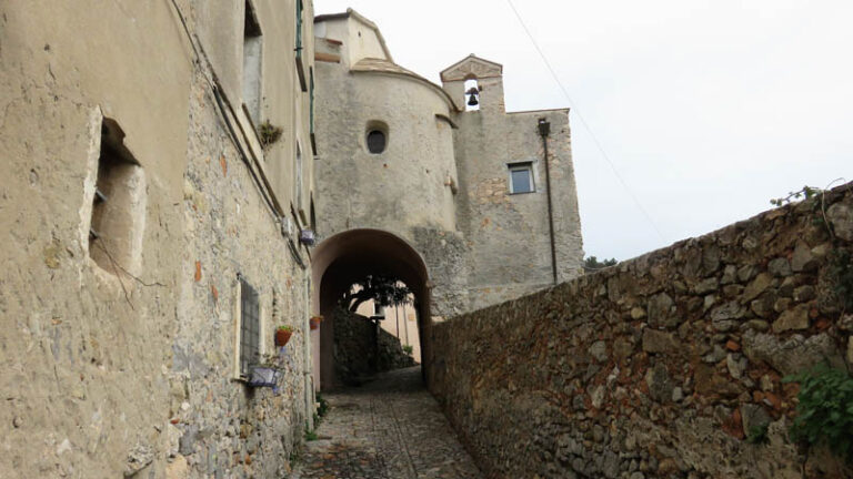 la torre con il porticato di Piazza