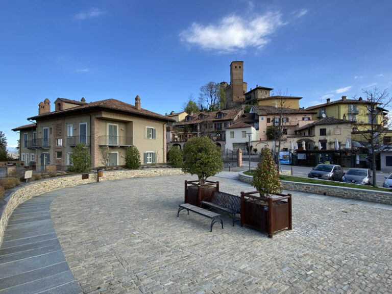 Piazzetta Belvedere a Serralunga d'Alba