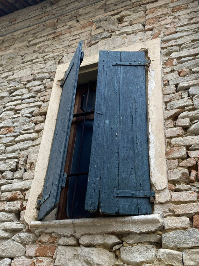 finestre antiche a Sinio