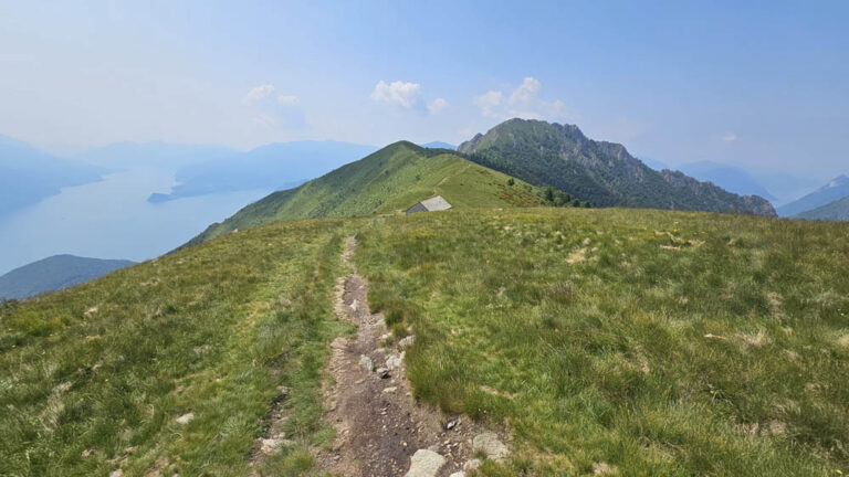 sentiero di salita rifugio menaggio