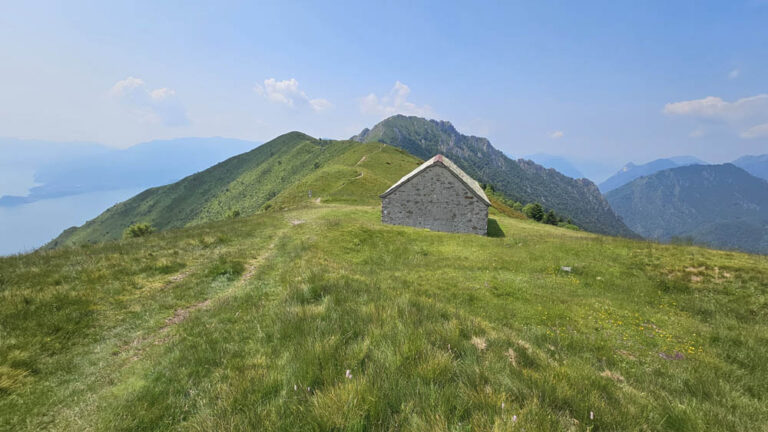 sentiero di salita rifugio menaggio