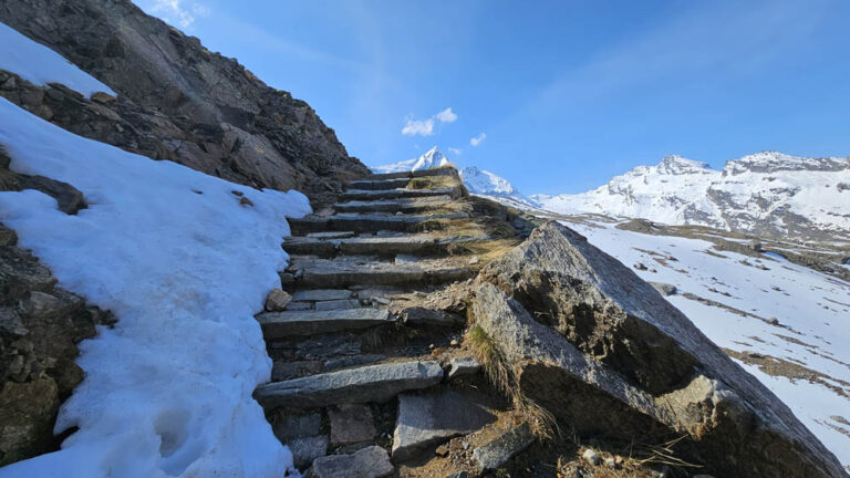 sentiero di salita rifugio vittorio emanuele II