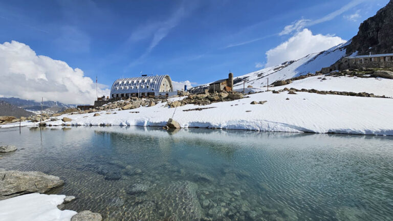 Rifugio Vittorio Emanuele II valsavarenche e il Lago di Moncorvè