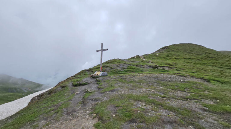 croce di vetta al Col Ferret