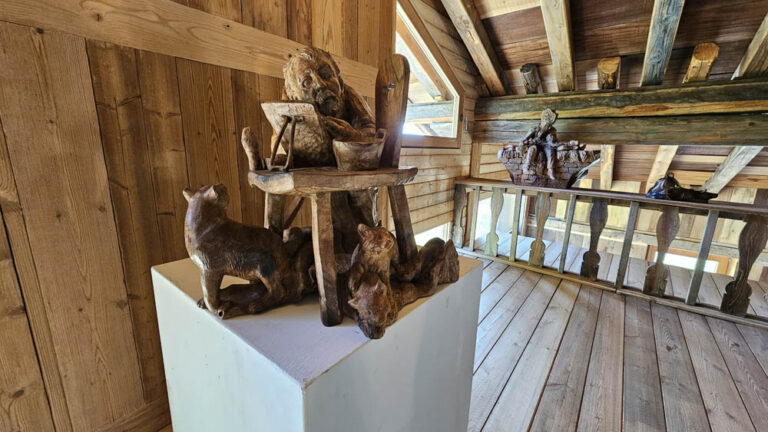 sculture in legno Siro Vierin rifugio mont fallere