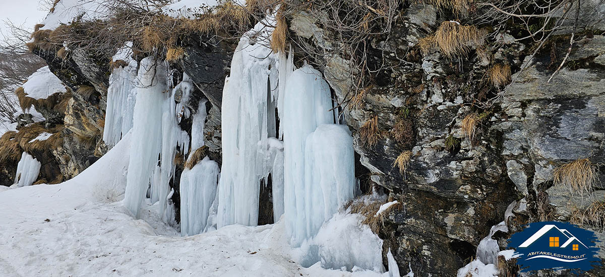 stalattiti di ghiaccio in alta val formazza