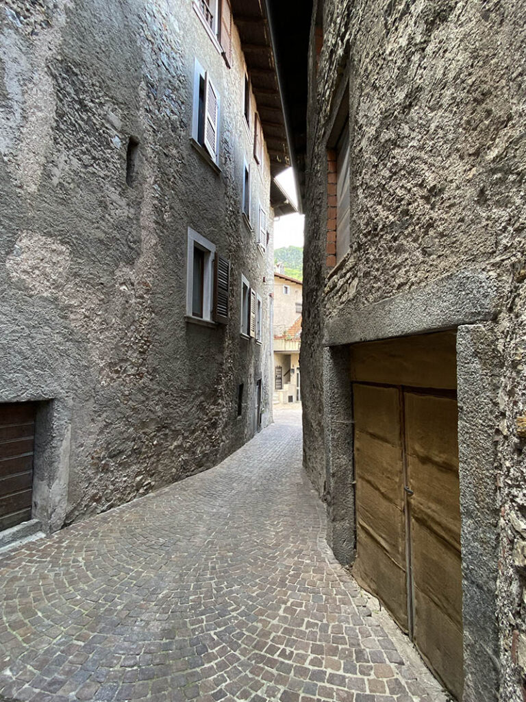 tra le vie del borgo di Pieve di Tremosine