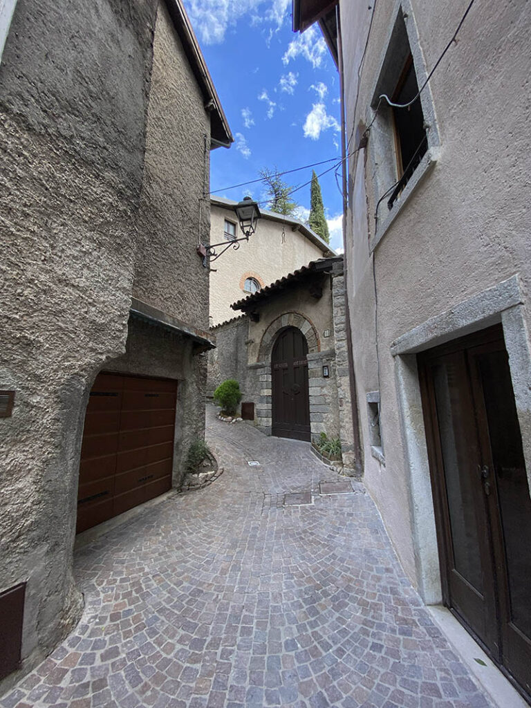 tra le vie del borgo di Pieve di Tremosine