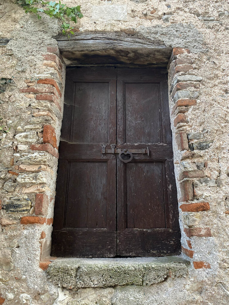 tra le vie del borgo di Pieve di Tremosine