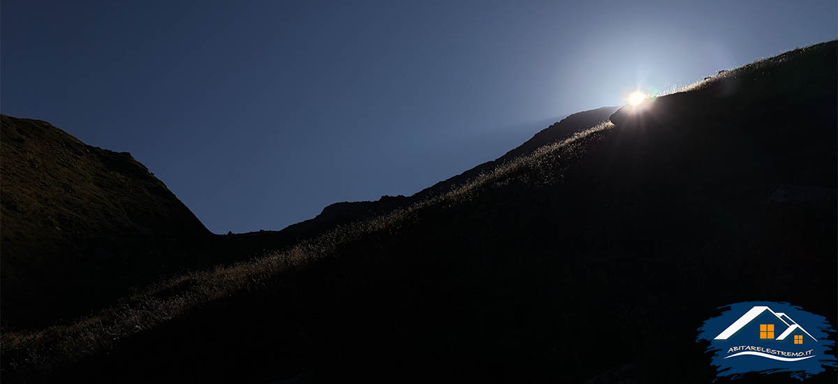 luci e ombre sul sentiero di salita del rifugio bertacchi