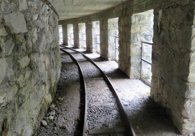 tunnel e binari sentiero del tracciolino